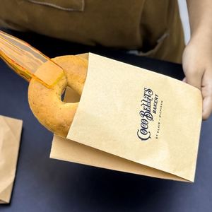 Sac en papier kraft brun écologique classique personnalisé avec impression offset et plastification pour boulangerie de baguettes - Product Image 6