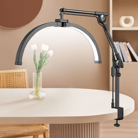 Lampe de beauté demi-lune à clipser sur le bureau pour les soins du visage