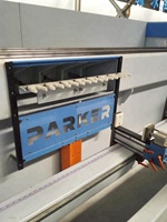 Centre d'usinage CNC automatique à quatre axes motorisé PARKER pour le fraisage et le perçage de profilés PVC et aluminium, murs-rideaux
