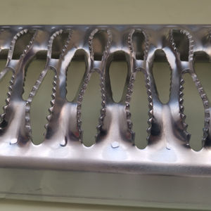 Passerelle en maille perforée antidérapante à motif <span class=keywords><strong>crocodile</strong></span> pour l'énergie photovoltaïque et l'utilisation offshore, en aluminium et acier inoxydable, soudée, robuste - Product Image 3