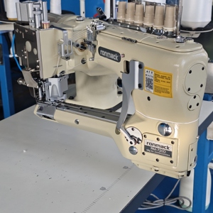 Machine à coudre industrielle à alimentation manuelle RONMACK RM-740D-452/460-E à lit plat, 4 aiguilles, 6 fils, avec moteur - Product Image 3