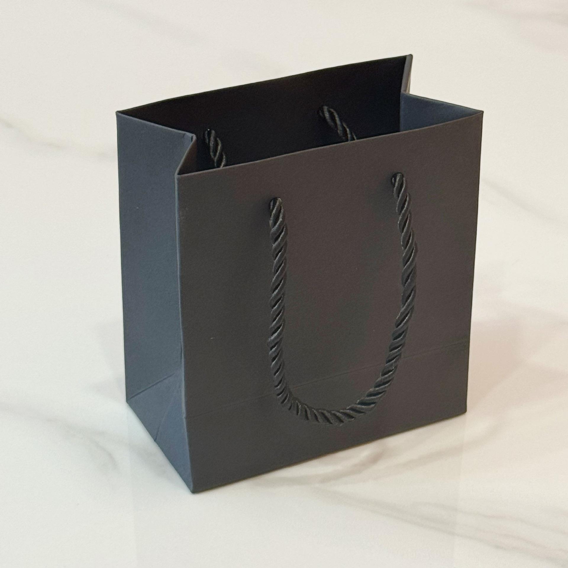 Sac en papier noir assorti