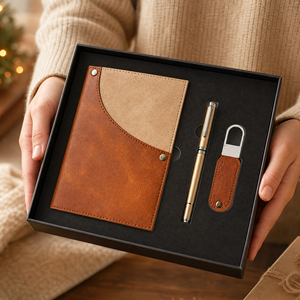 Cuaderno A5 de Cuero Personalizable con Bolígrafo y Llavero, Set de Regalo Ejecutivo Corporativo, Set de Regalo Promocional Empresarial - Product Image 1