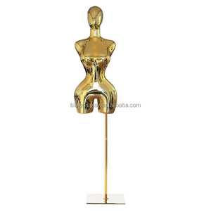 Maniquí de Medio Cuerpo Curvo Dorado con Efecto Espejo, Busto Grande, Talla Grande, Modelo Femenino Brasileño con Cadera Ancha y Cabeza Dorada - Product Image 5