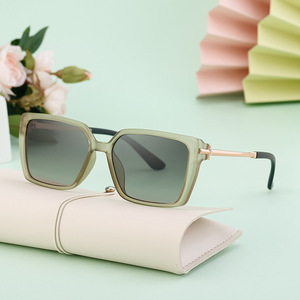 Gafas de sol cuadradas estilo europeo americano para hombre, con montura de PC UV400 y lentes grises, ideales para conducir. - Product Image 4