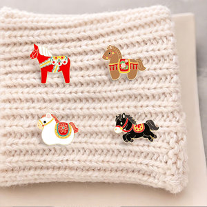 En gros, Pin's en émail et métal personnalisé, motif Cheval de dessin animé, <span class=keywords><strong>Zodiaque</strong></span> <span class=keywords><strong>Chevalier</strong></span>, Année <span class=keywords><strong>du</strong></span> Cheval 2026, pour sacs à dos - Product Image 2