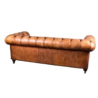 Sofá Chesterfield Vintage de Dos Plazas en Cuero Genuino de Akku Art Exports |   Cognac Marrón Hecho a Mano |   Villa de Diseño Moderno de Mediados de Siglo