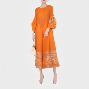 Robe longue plissée Miyake à col rond, coupe trapèze, avec ourlet imprimé métallique et manches à rosettes florales 3D, collection automne 2026, directement de l'usine - Product Image 1
