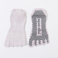 Nouvelles chaussettes d'équipage souples avec 5 orteils chaussettes de yoga à cinq doigts tricotées pour le logo de danse et de Pilates de fitness sur le fond