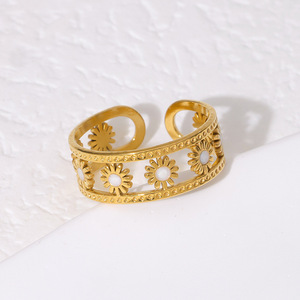 Anillo de acero de titanio hueco sencillo europeo y americano con diseño de sol, diseño de nicho único, chapado en oro de 18 quilates con efecto de gota de aceite, versátil. - Product Image 3