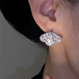 Orecchini a perno a forma di farfalla per donna, eleganti accessori per l'uso quotidiano - Product Image 5