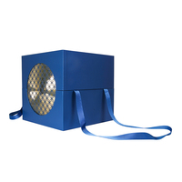 Boîte cadeau carrée de luxe bleu marine avec ruban, poignée, motif perforé doré, insert en mousse, boîte personnalisée avec logo
