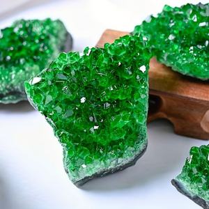 คริสตัลสีเขียวย้อมสีคุณภาพสูง ขายส่งยอดนิยม เป็นมิตรกับสิ่งแวดล้อม รูปทรงไม่สม่ำเสมอ เหมาะสำหรับงานฝีมือ การทำสมาธิ และตกแต่งบ้าน - Product Image 1