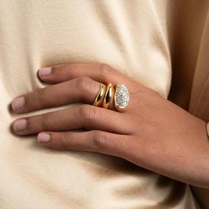 Anello Avvolgente Moderno Placcato Oro 18K per Donne, Anello a Fascia Larga Incrociata Bicolore con Cristalli, Gioiello Minimalista alla Moda - Product Image 2