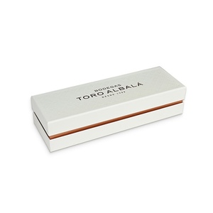 Scatola di Lusso Personalizzata per Bottiglia di Vino con Stampa e Goffratura, Scatola Magnetica Artigianale con Inserto in Schiuma e Carta Artistica - Product Image 2