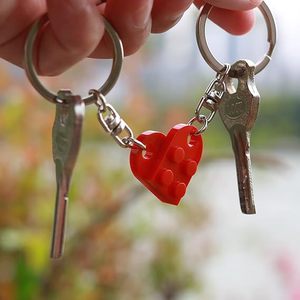 2 porte-clés en forme de cœur assortis pour couples, cadeau d'amour pour petite amie, petit ami, elle, lui, assortis pour la Saint-Valentin - Product Image 2