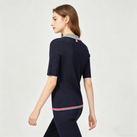 Pull en maille côtelée bleu marine style preppy pour femme, col polo avec nœud gris, manches courtes, ourlet rayé contrastant, coupe ajustée