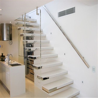 Escalier flottant en pierre sur mesure avec structure métallique robuste pour les résidences modernes