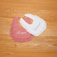 Bavoir à volants personnalisé brodé avec monogramme pour bébé fille, en coton pur, résistant aux taches - Cadeau de naissance