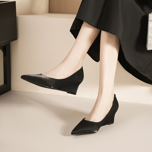Chaussures compensées 5222D noires à bout pointu en similicuir, confortables à enfiler, toutes saisons, pour femmes - Product Image 2