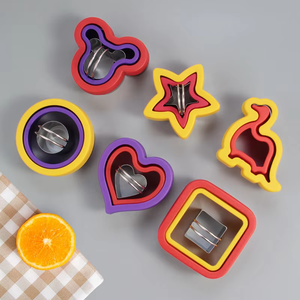 Ensemble de moules pour enfants en forme de dinosaure pour la cuisine et la cuisson de biscuits. - Product Image 1