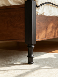 Cadre de lit en bois massif de noyer de qualité supérieure, tête de lit cintrée sculptée de style vintage français, pieds tournés noirs, mobilier de chambre bicolore, stable H - Product Image 6