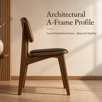Chaise d'appoint en bois massif avec dossier en rotin canné et assise rembourrée noire, pieds coniques, cadre courbé, style moderne