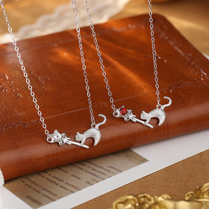 Collar de plata de ley S925 con acabado cepillado al por mayor, con varita mágica en forma de gato incrustada con adornos de cristal de granate y topacio - Product Image 2