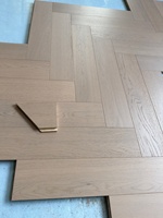 Planches de parquet multicouches Bowin, finition huilée UV, grade AB, chêne, chevron, 14/3 mm, surface lisse brossée claire