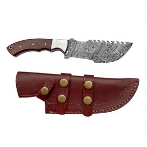 Couteaux de chasse Tracker en acier Damas artisanal de qualité supérieure, pour le camping et la chasse en plein air, avec manche en bois et étui en cuir. - Product Image 4