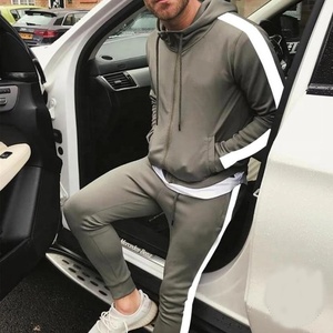 Nouveauté OEM Vêtements de sport Vêtements de sport respirants Vêtements décontractés pour l'extérieur Hommes Fitness Survêtement ajusté Survêtements souples Vêtements de sport Survêtements pour hommes en coton - Product Image 4