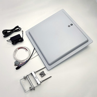 Système de Contrôle d'Accès de Parking RFID UHF Longue Distance 25 m Lecteur RFID UHF avec Antenne 12 dBi, RS232, RS485, WG, Relais et TCP/IP, et LED