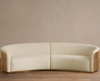 Canapé modulaire moderne en forme de croissant, revêtement en bouclette crème, accents en bois cannelé, base en métal, section incurvée de style Japandi