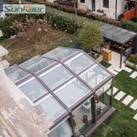 Véranda extérieure préfabriquée moderne avec toit en verre trempé double Low-E et structure en alliage d'aluminium – Solution économique pour chambre et villa