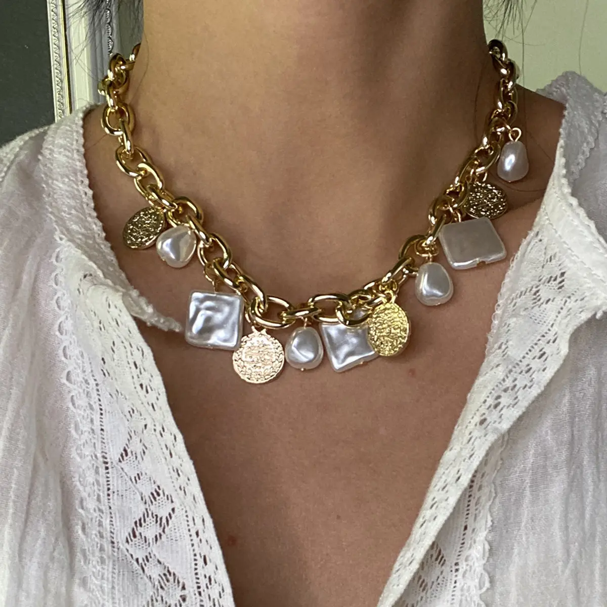 Collier Vintage avec perles d'imitation plaquées or 18K, chaîne cubaine à maillons en cuivre, pièce de monnaie, pendentif clavicule pour femmes,