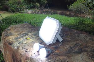152W 태양광 투광등 야외 IP65 방수 4*1500mAh 배터리 구동 <span class=keywords><strong>LED</strong></span> 보안 조명 패널 정원 마당 거리 - Product Image 4