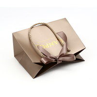 Sac en papier écologique de luxe personnalisé avec logo en feuille d'or, grand sac cadeau marron robuste pour magasin de vêtements