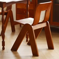 Chaise de restaurant en bois sculpté couleur cognac, avec base sculpturale et panneau en rotin tressé, pour la vente en gros, la fourniture en gros et la personnalisation OEM/ODM