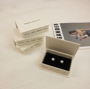 Boîte en papier magnétique beige clair, style livre, à ouverture rabattable, pour colliers et boucles d'oreilles en perles - boîte cadeau pour le rangement des bijoux - Product Image 1