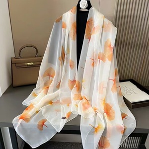 وشاح نسائي بملمس حريري، تصميم جديد ناعم وسلس من البوليستر، طويل مع طباعة زهور، جودة عالية منسوجة للصيف للبالغين - Product Image 1