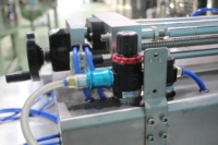 Machine de remplissage quantitatif de distribution de bouteilles et de boîtes, Semi-automatique, pâte pneumatique horizontale, liquide, lessive, liquide