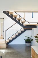 Escalier moderne et durable avec tubes en acier carrés et garde-corps en verre pour appartements, magasins ou villas