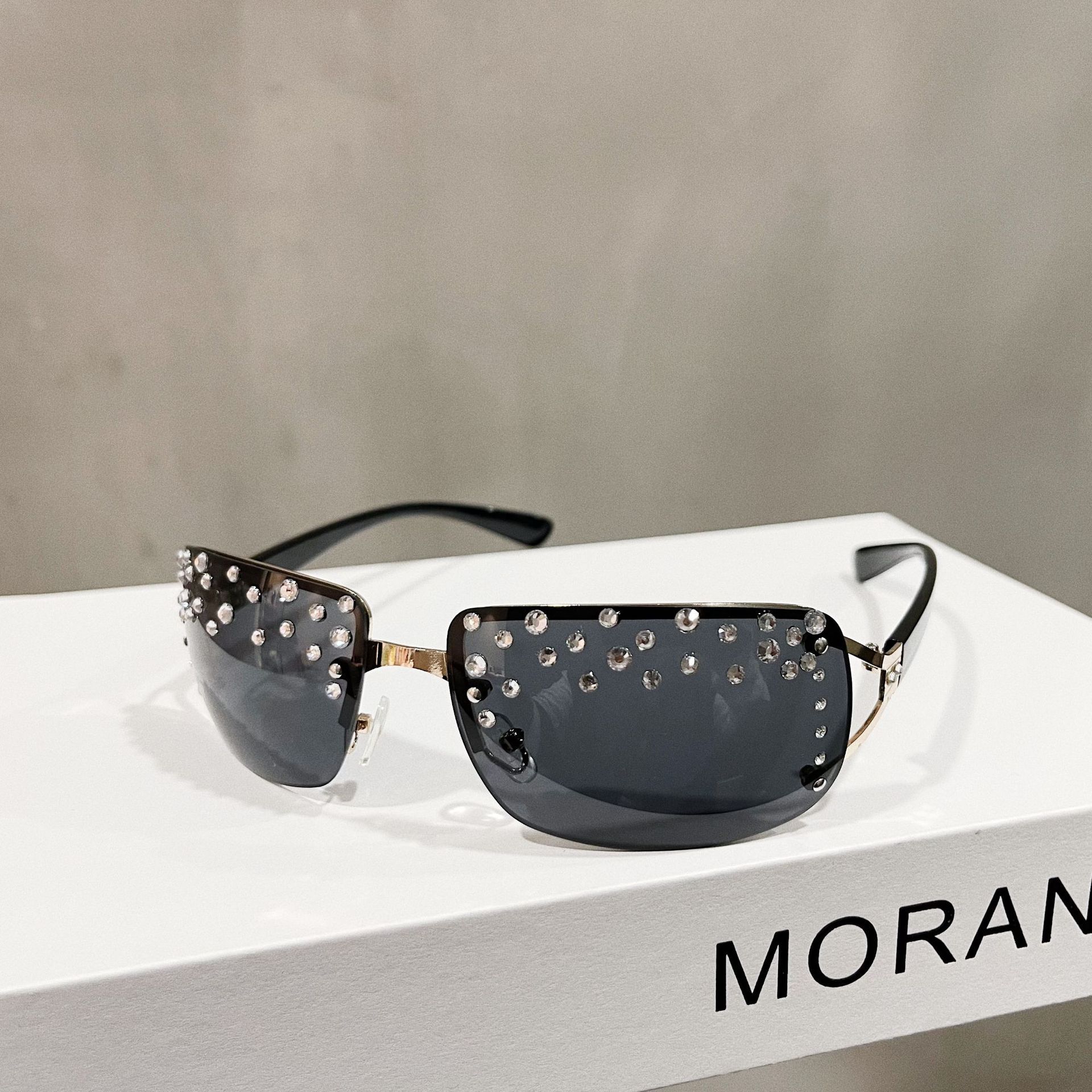 SUNGLASSES FASHION WOMEN OVERSIZE WITH SILVER HARDWARE AND DIAMOND ACCENTS. SA106 Polarized Lens Oversize Rhinestone Bling Iced Out  main image 4