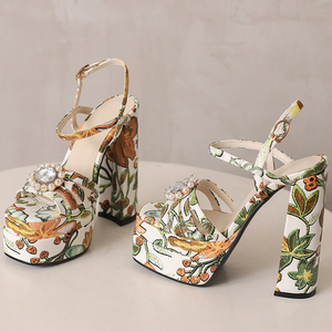 Sandales à plateforme épaisse pour femmes, imprimé floral coloré, bout carré, talons hauts épais, chaussures à bride cheville ornée de fleurs et de perles - Product Image 5