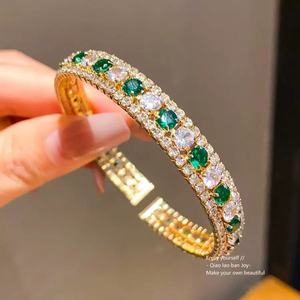 Brazalete de Zirconia Verde Chapado en Oro con Eslabones de Diamantes de Imitación y Dije Geométrico, Joyería de Muñeca para Fiestas y Uso Diario - Product Image 3