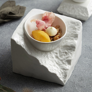 Tazón de Cerámica Blanco con Patrón de Roca Irregular, Diseño Artístico Único para Uso en Hoteles - Opción Sostenible para Ensaladas, Platos Fríos y Cenas - Product Image 1