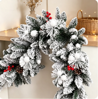 Fabrik-Großhandel Beflockte Schnee-Weihnachtsgirlande mit Roten Beeren und Tannenzapfen, Innen- und Außendekoration für Feiertage und Kamine
