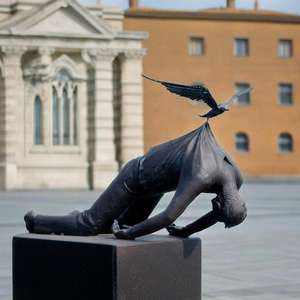 Famosa Escultura <span class=keywords><strong>de</strong></span> Bronce <span class=keywords><strong>de</strong></span> Gran Tamaño <span class=keywords><strong>para</strong></span> Exteriores, Estatua <span class=keywords><strong>de</strong></span> un Hombre Sosteniendo un Pájaro, en Venta - Product Image 3
