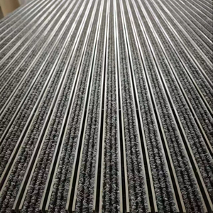 Tapis d'entrée en aluminium sur mesure moderne, à motif rayé, avec cadre en caoutchouc - Product Image 1