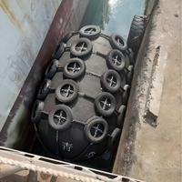 Fender pneumatique avec pneus pour usage portuaire maritime